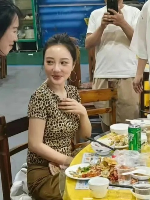 李小璐凌晨直播引容貌争议











不敢相信！凌晨三点半，李小璐直播