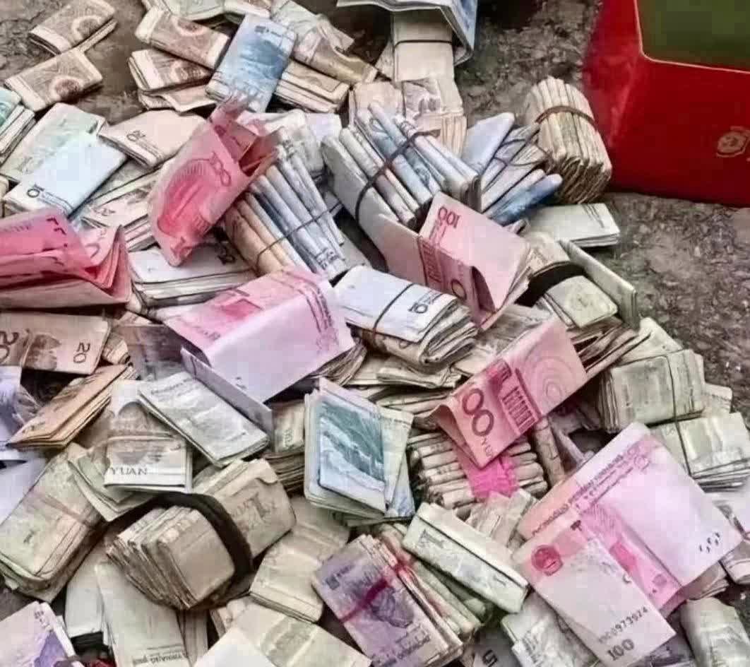 有位93岁的五保户老奶奶去世了，工作人员在她住的地方找到了一个铁盒子，里头装着钱