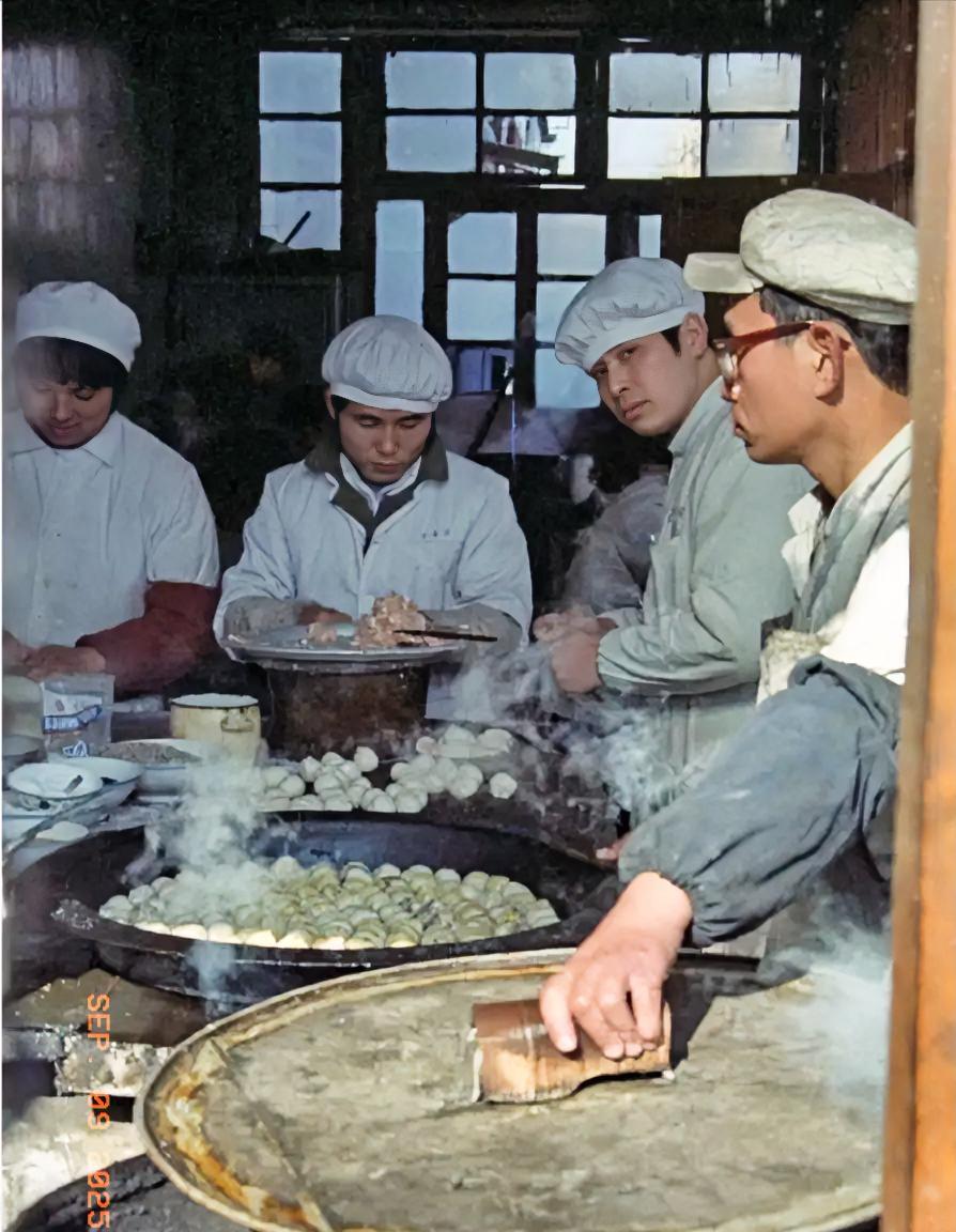 1980年
一家国营小吃店，用手工包制纯肉小包子，那是的东西吃着安全可靠，味道也