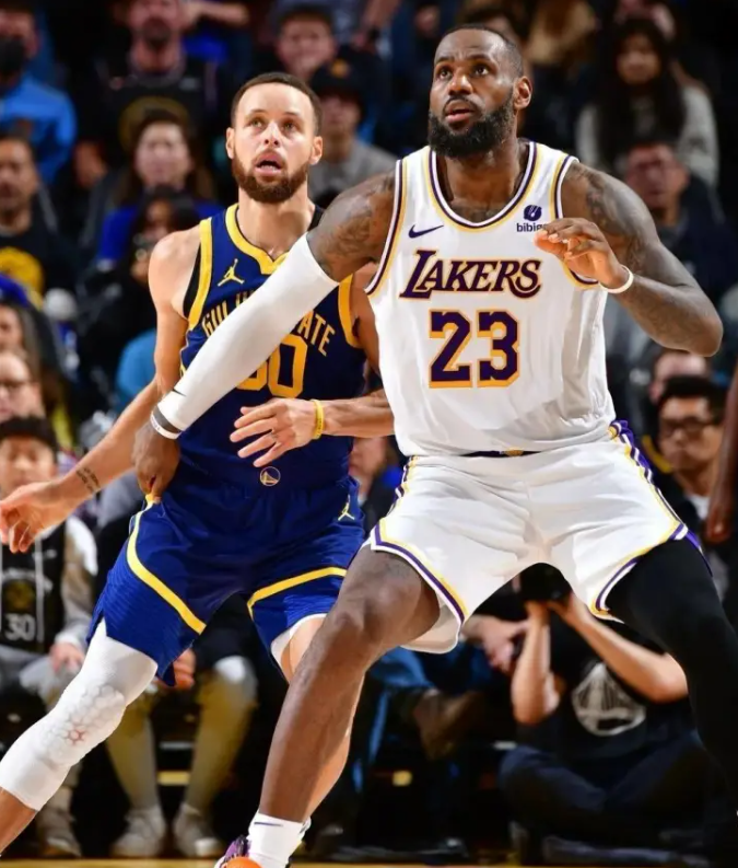 詹姆斯的背身单打以扎实的脚步为基础，擅长衔接转身虚晃、后仰跳投及突破暴扣。其假动