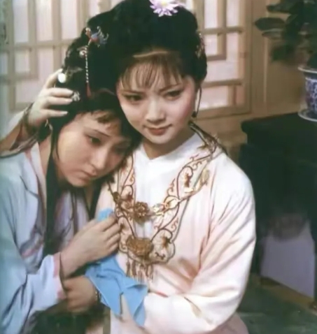 2007年，“林黛玉”陈晓旭因乳腺癌在深圳病逝，在她的葬礼上，大家都泪流满脸悲痛