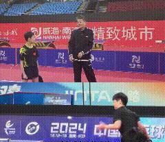 尹宵指导小球员，说孙颖莎的正手像挥铁饼。
国际乒联把她的发球和打球作为正手教科书
