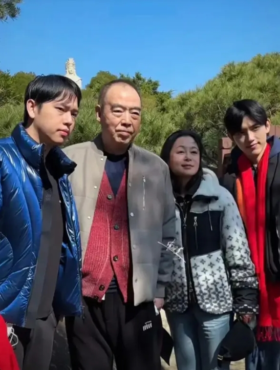 田被耕坏了，而牛不累？第五代导演的代表人物陈凯歌一家四口在大年初二现身福建，拜妈
