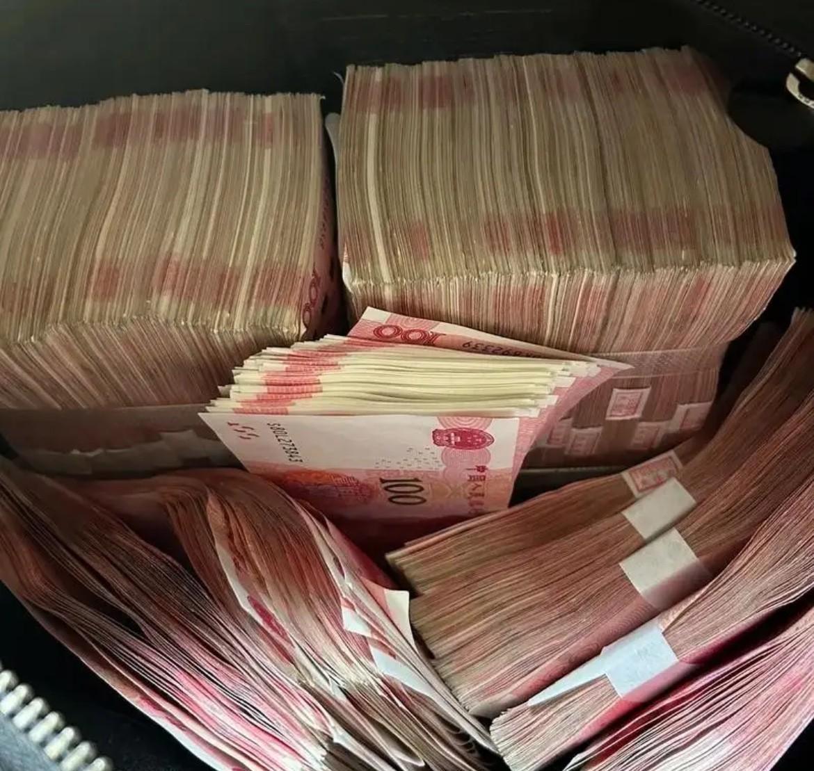 男子在出租房发现一袋现金，里面有整整18万元，好心报了警，却被房东反咬一口。房东