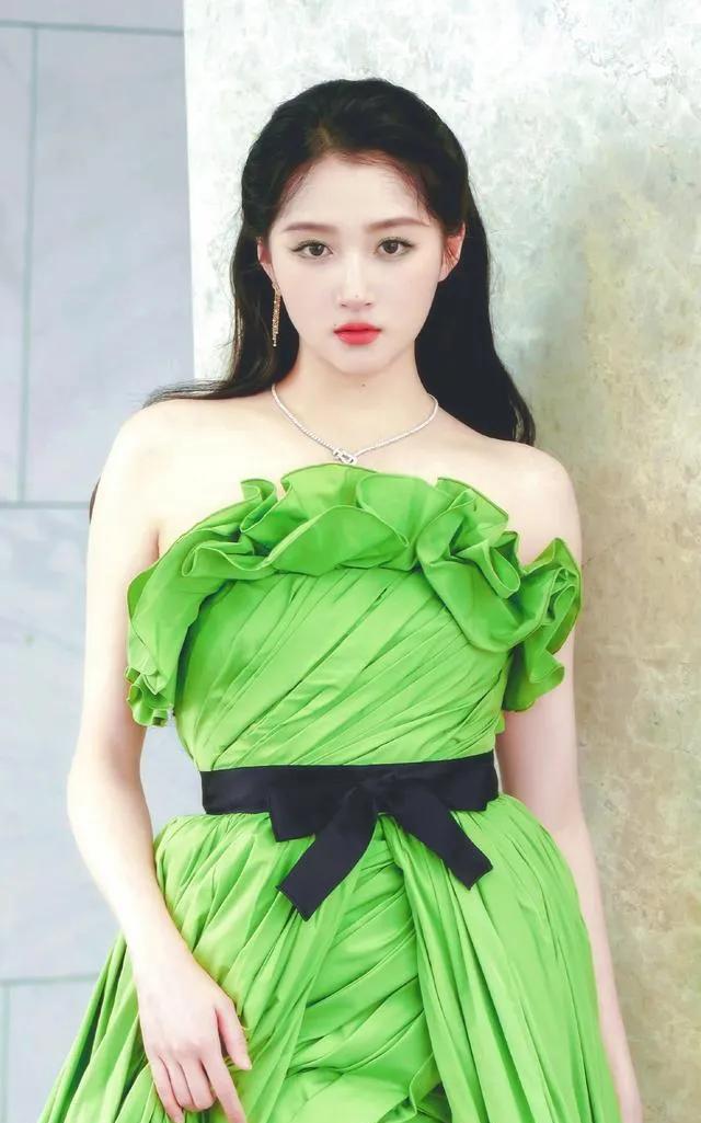 关晓彤4岁半就开始演戏。
在娱乐圈里，她竟然能做到一直不拍吻戏，直到在《甜蜜暴击