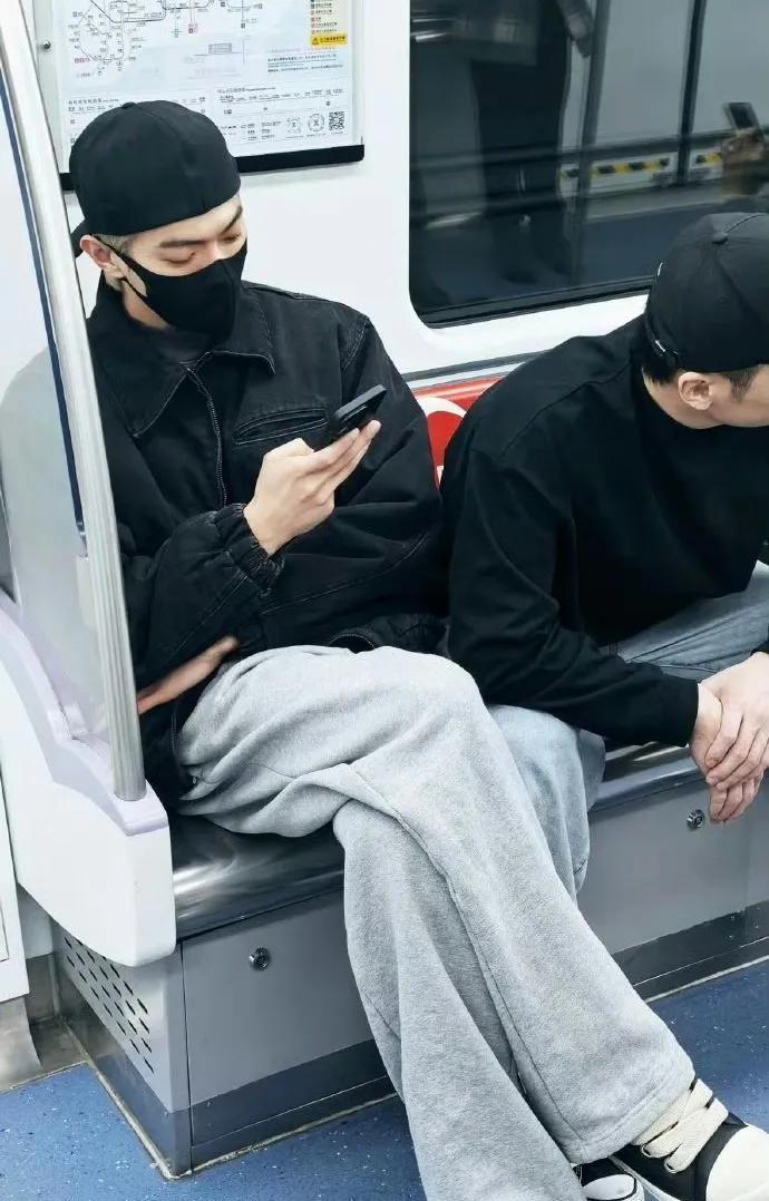 许凯引发热议！
2月25日，许凯突然引发了热议，起因是有一网友偶遇许凯坐地铁，照