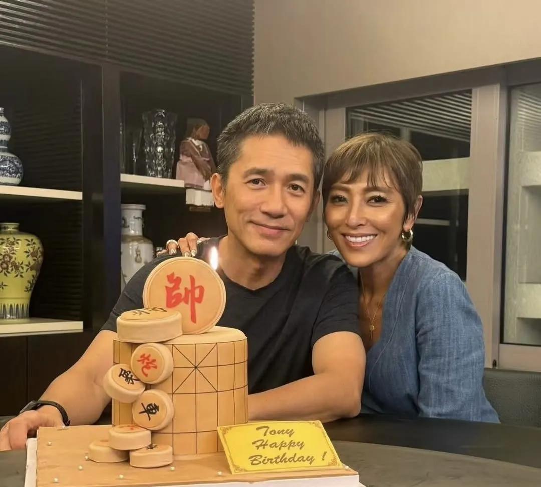 梁朝伟和名媛上山诗纳一起庆祝63岁生日，他们两个看起来好亲密，女方将手搭在他的肩