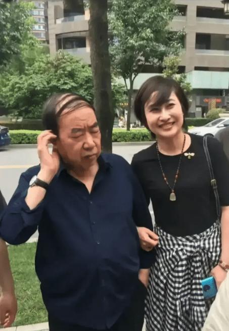 1996年，44岁的贾平凹，娶27岁的护士郭梅为妻。婚后，他问妻子：“我每周可不