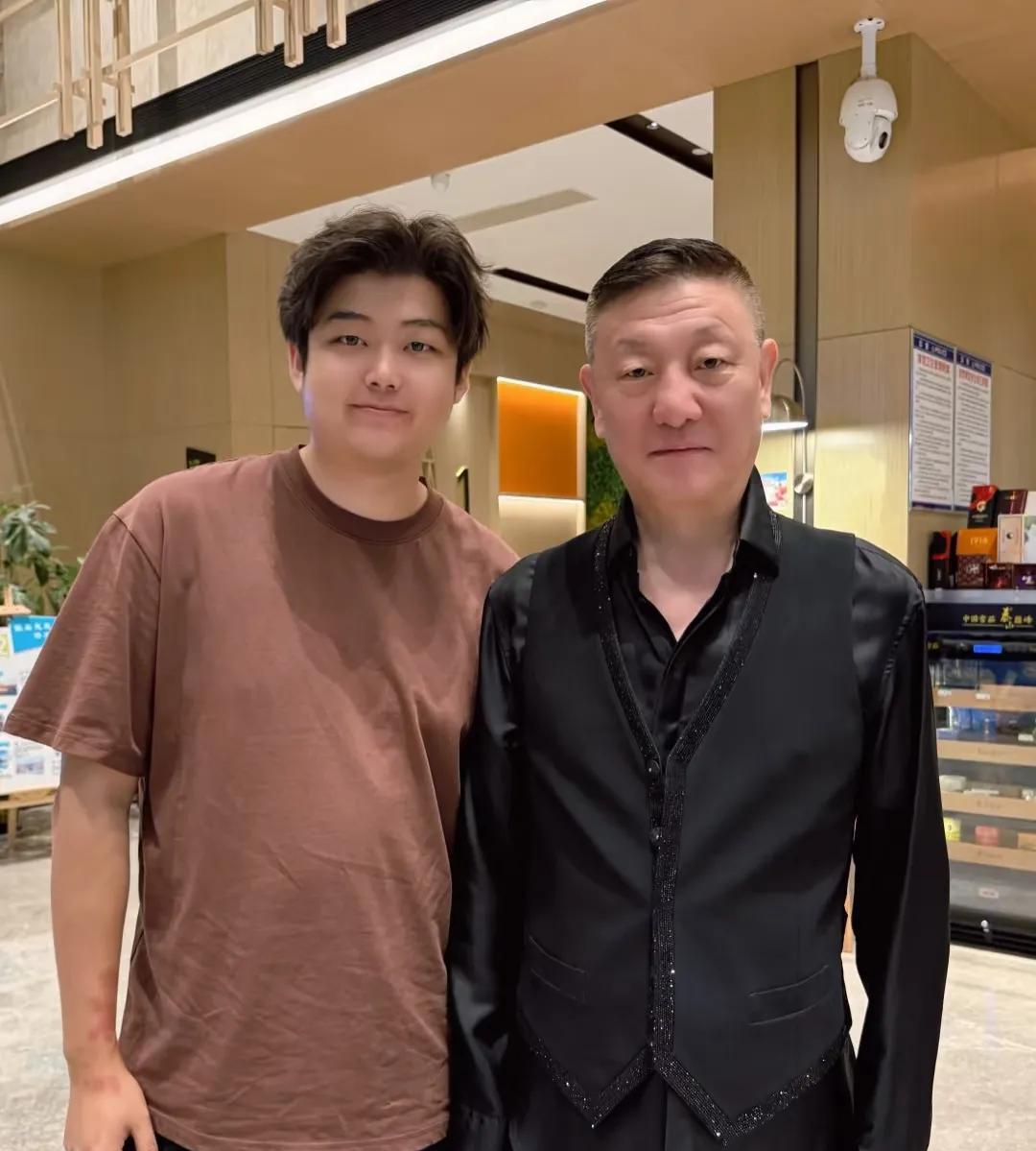 韩磊这么瘦小的吗，
我以为他很胖啊[笑哭]