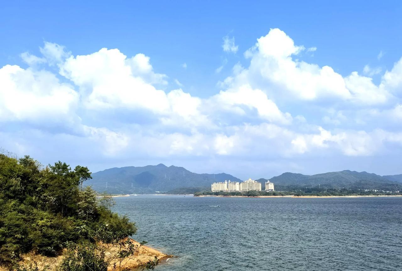 #随手拍一张你所在城市的蓝天景色# 安徽省黄山市太平湖风景区。#黄山# #美景随