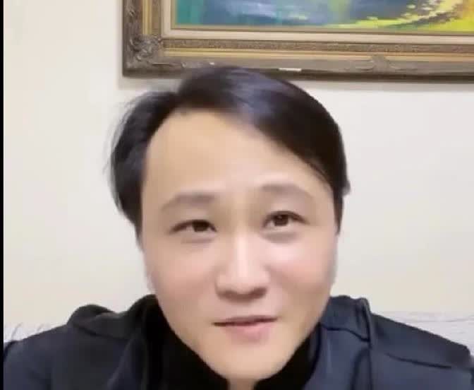 最近网上有人吐槽闫云达的作品有点低俗，甚至说他搞“下三路”。

闫云达自己出