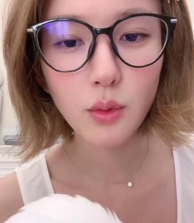 #赵露思说很难想象普通上班族出这事# 95花赵露思再次开播，称“还好是我红了之后