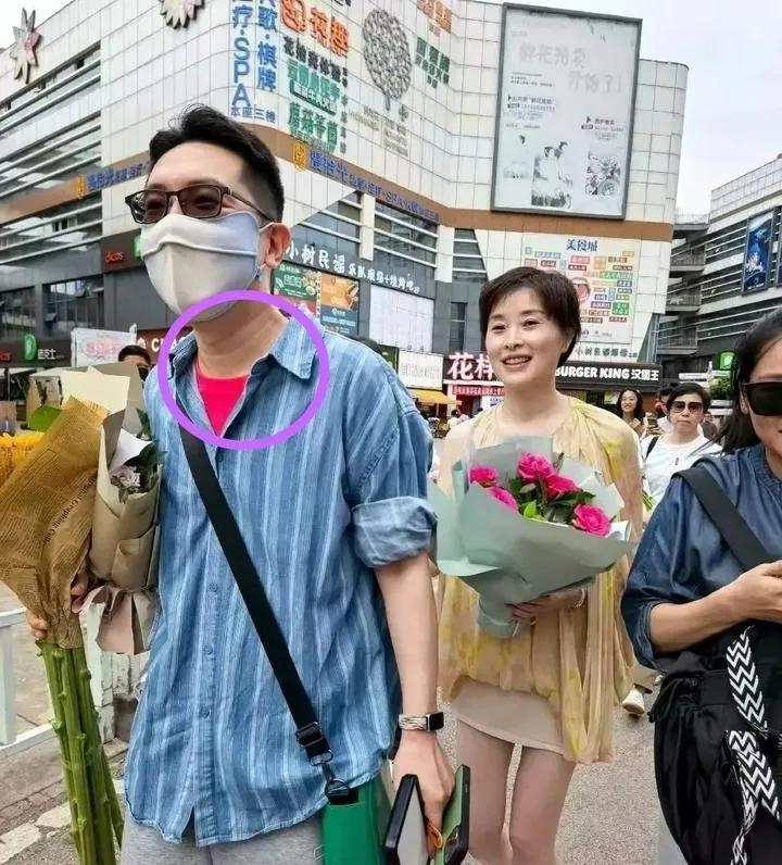 吴越真是个神奇的人。
她现在都53岁了，
没想到她除了眼角有一点皱纹外，居然一点