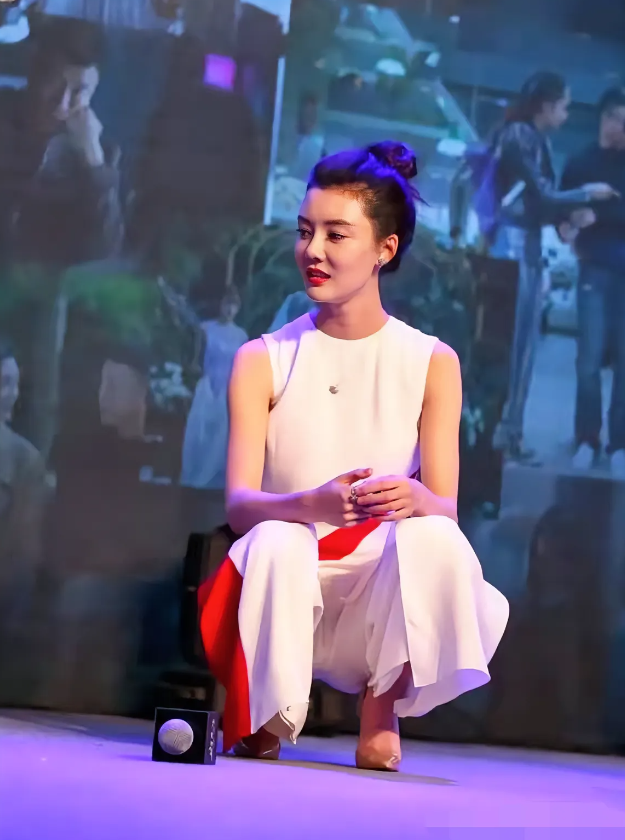 车晓，170cm，穿高跟鞋蹲地上好霸气