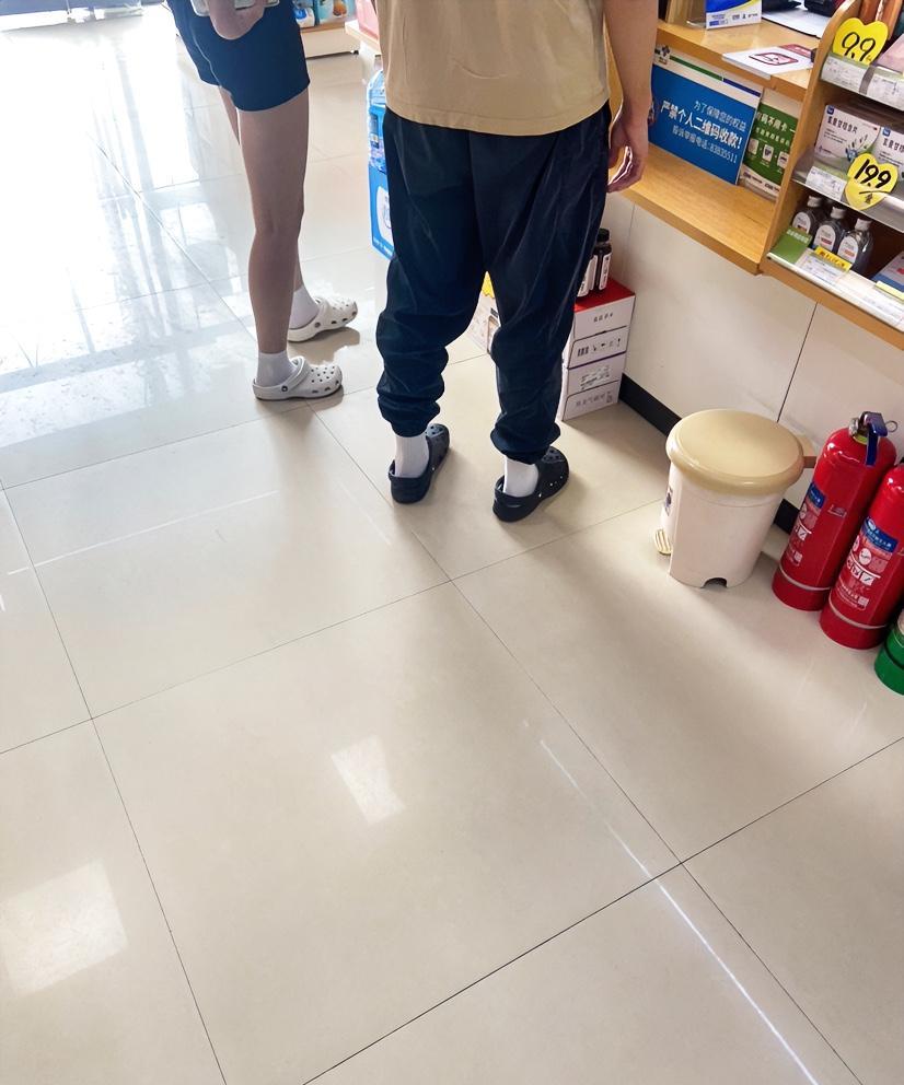 现在夏天大街上都就行穿这种鞋子了吗？一双白袜配上一双拖鞋，这种真是很方便，看上去