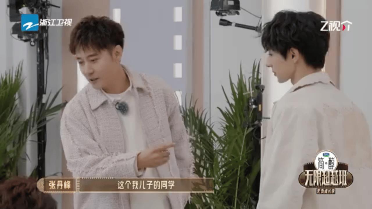 #颜安同学是张丹峰的儿子#哈哈哈！太可爱了颜安同学简直是搞笑界的“显眼包”！张丹