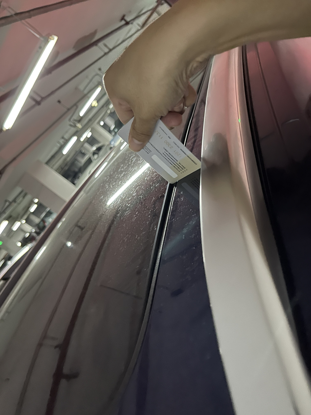 我的宋prodmi顶配车型，天窗问题
我的天窗，驾驶位这边天窗比车顶平面高处至少