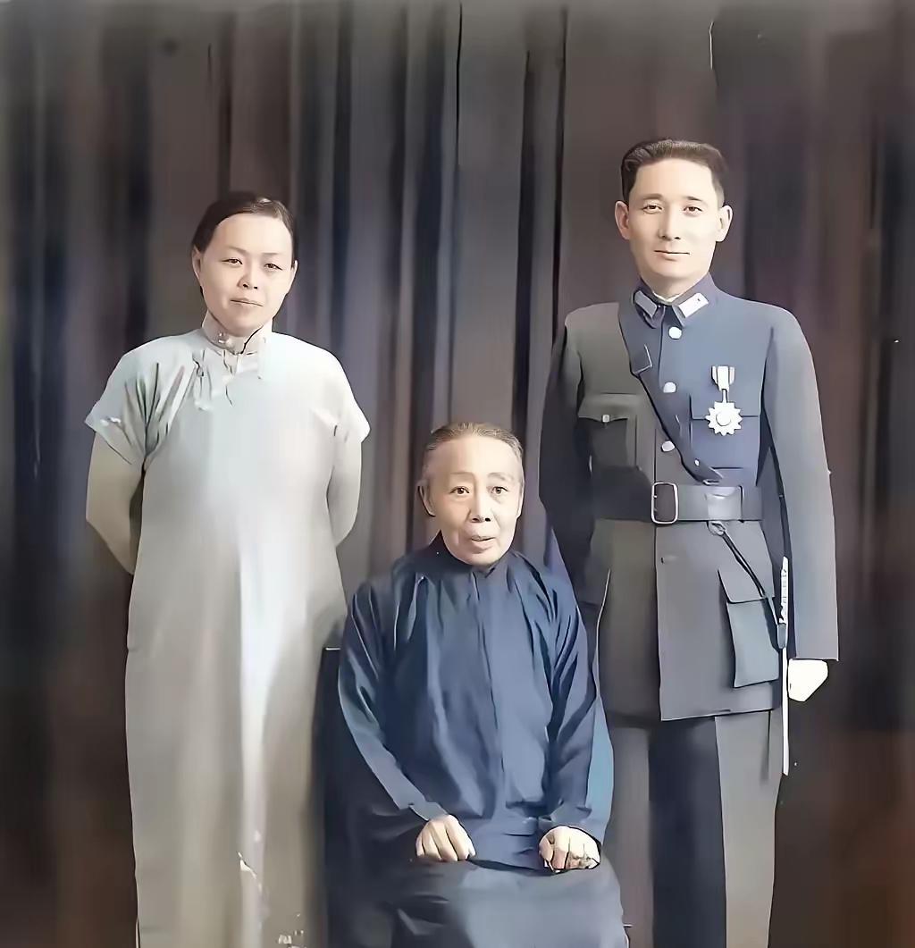 这是1936年，张治中将军与妻子洪希厚，以及岳母的合影照。
照片中岳母坐在前排，