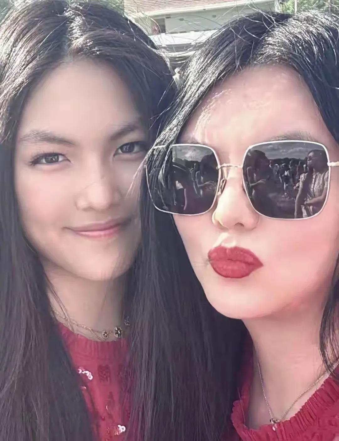 李湘养女儿，是爱还是“复制粘贴”？
同款穿搭，同型号是真的为女儿好，还是把女儿当