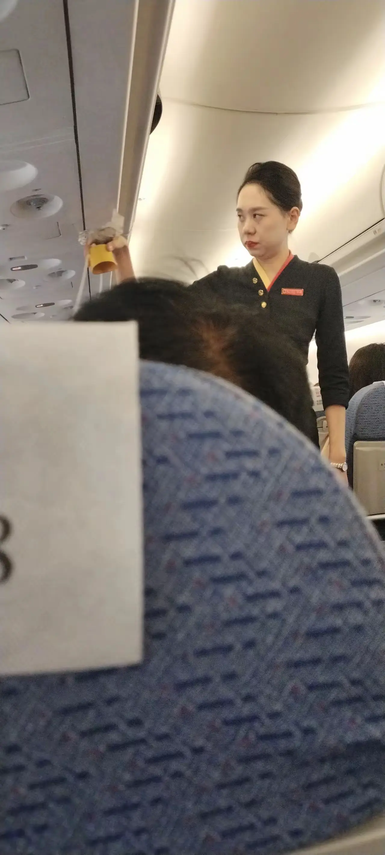 这空姐感觉有点凶，不敢和她说话