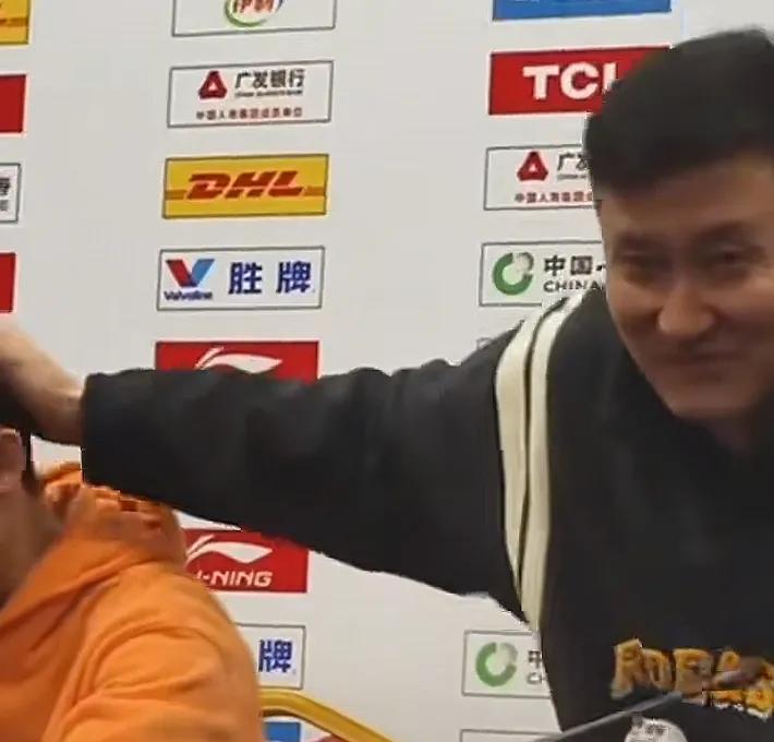 徐杰将球打进绝杀山西，把一切功劳都推给杜锋！杜锋指导赛后新闻发布会，摸着徐杰的头