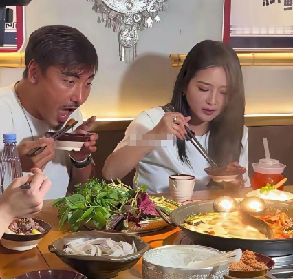 何洁和二婚老公刁磊吃饭被拍。 ​​​