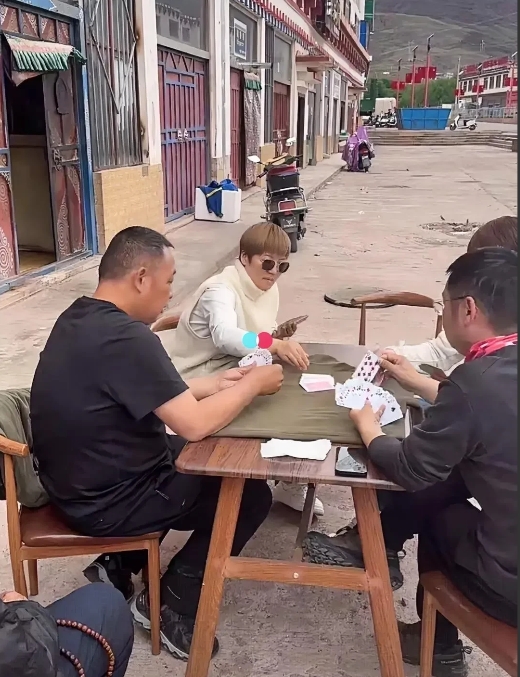 任凭风吹浪打，我自巍然不动。
6月2日中午于东来再次开起直播，直播中他与友人在打