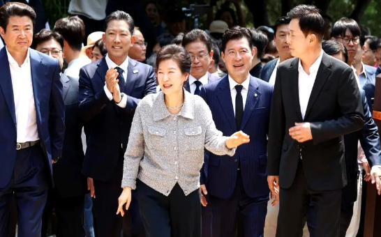 随着投票日的临近，韩国总统大选，已经进入白热化阶段。

最新民调显示，进步派候选