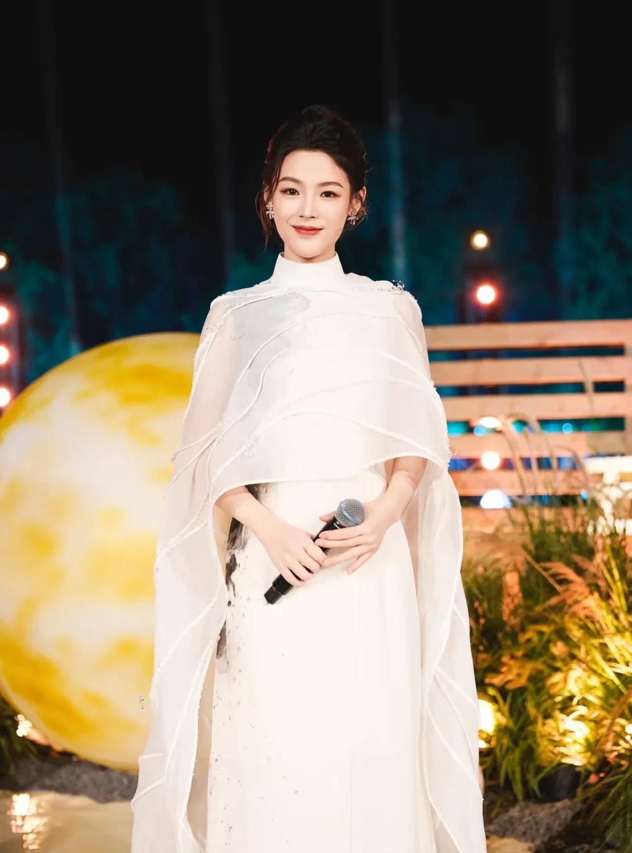 陈丽君原来除了唱越剧很厉害，唱粤语歌也相当了得。
在央视五四青年节晚会上陈丽君和