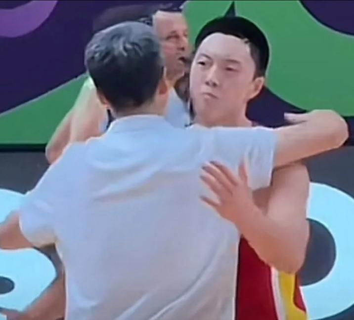 还有人说胡明轩打不了国家队吗，事实证明郭士强选人都选得很准，希望骂过胡明轩得粉丝