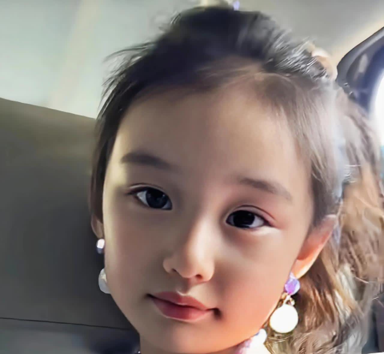 这是杨幂的女儿“小糯米”，还差一个月就11岁了，长得非常漂亮，继承了刘恺威和杨幂