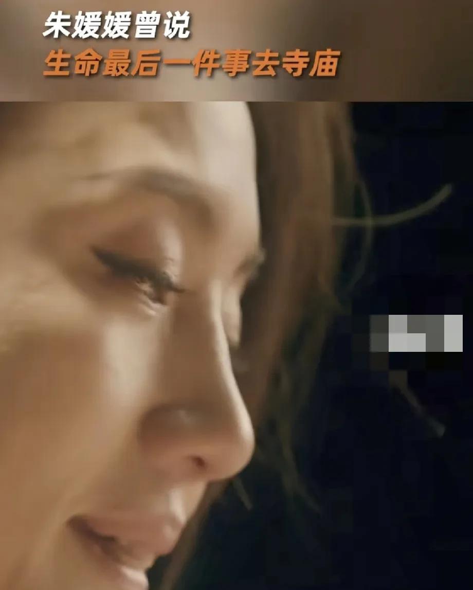 对她而言，孩子是心头宝，就算工作再忙也割舍不下这份牵挂。而寺庙，是她的精神寄托，