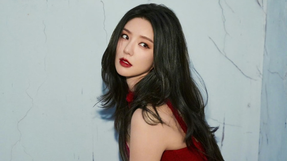 赵奕欢：从清纯“校花”到风情万种，一袭红裙惊艳蜕变