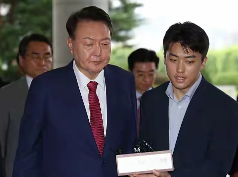 该来的终于来了，这时候韩国法院已经签发了逮捕令，对曾经总统尹锡悦执行逮捕，这对他