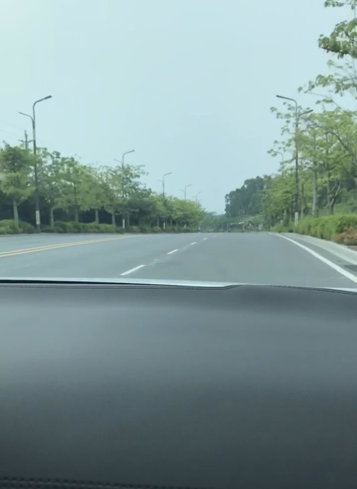 考驾照难不难，
只有自己去考了才知道，
因为考过的人会说考驾照很简单，
考