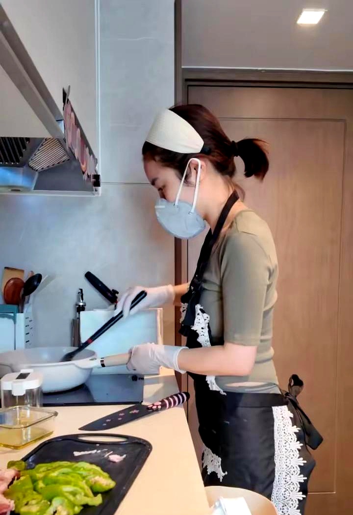 瑜伽裤做饭，月入两万。这信息量有点大。仔细想想，好像又没毛病。

首先，穿啥