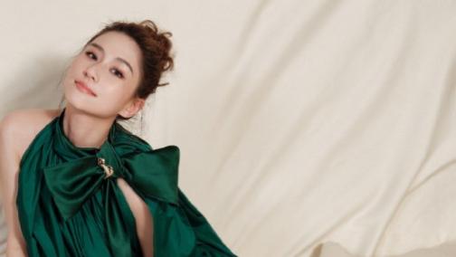 何超莲小绿裙光脚丫，穿上春天的颜色好迷人