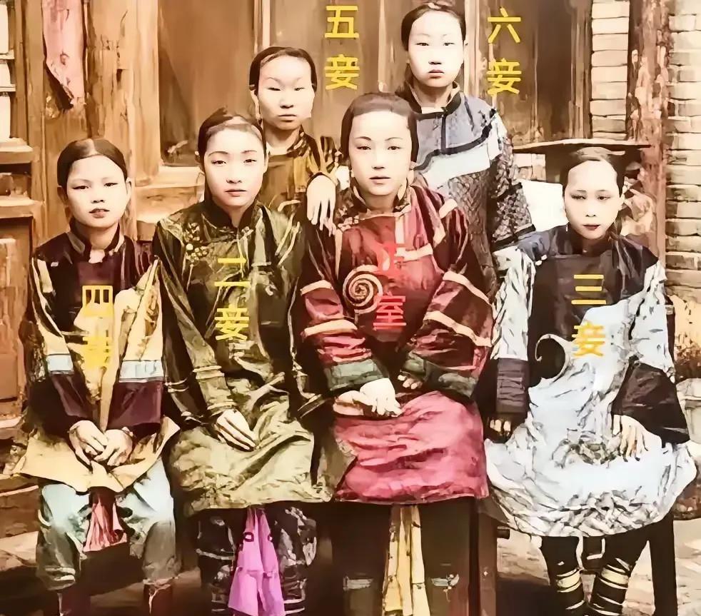 旧中国真的不把妇女当人待，首先把一双大脚搞成一点点小脚，不能出远门，路都不能走。