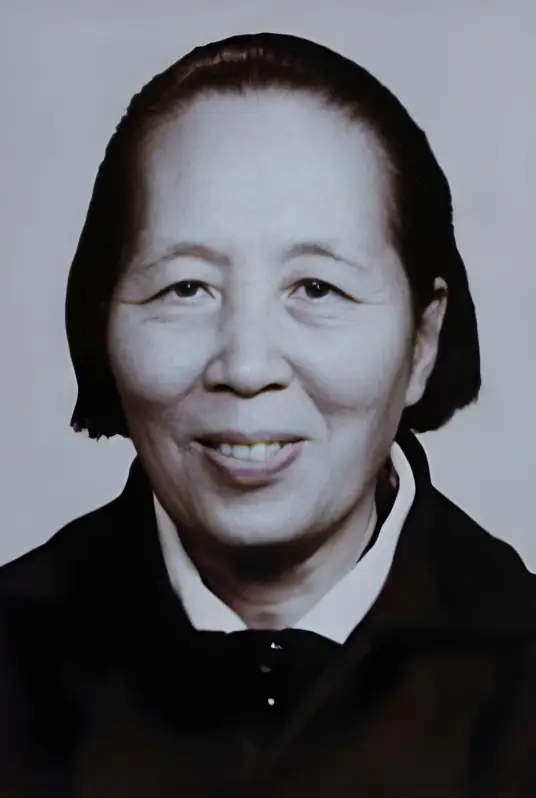 1931年，吕继英被押往镇江监狱的那天，街头阴雨连绵，她小腹微隆，怀着身孕，却被
