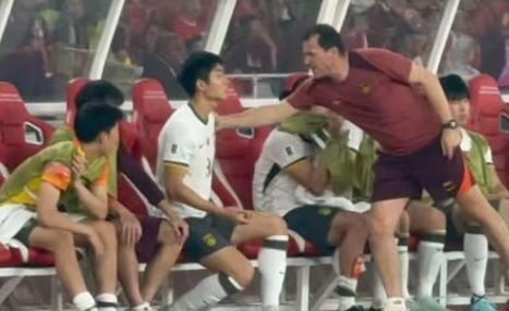 国足比赛换人乌龙 伊万团队紧张所致