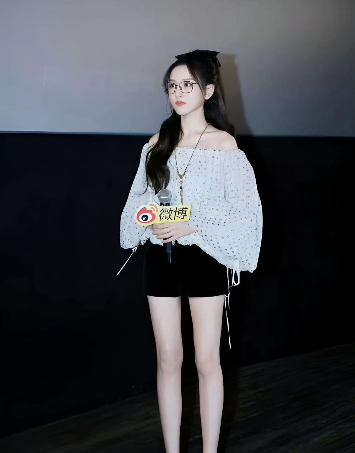 #宋祖儿的腿#宋祖儿的腿也太夸张了吧！还是比较喜欢刘亦菲那种美女 祖儿还是要多吃