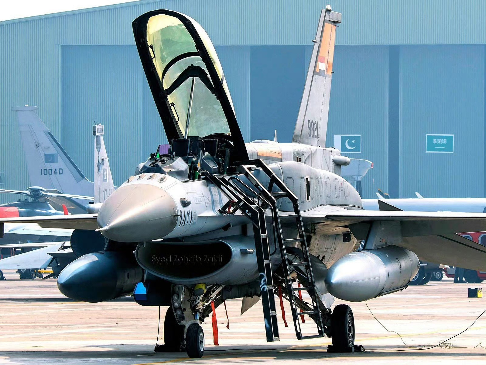 埃及空军装备F-16D Block 52战斗机，保形油箱、复合挂架等，单发中型机