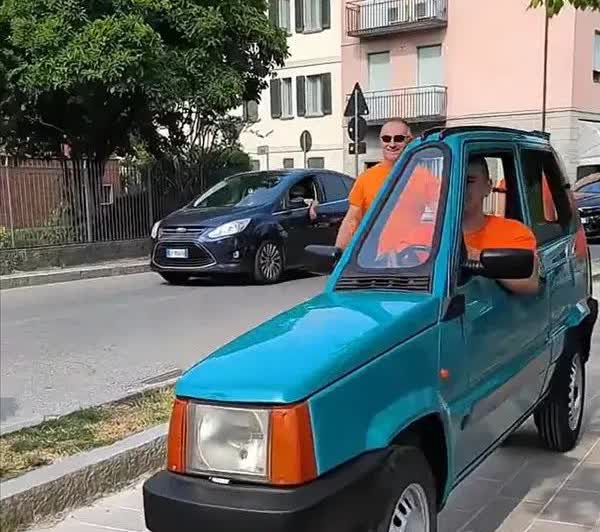 世界最窄的汽车被意大利人给造出来了，只有50cm宽的改装车，感觉像一辆被压扁的玩