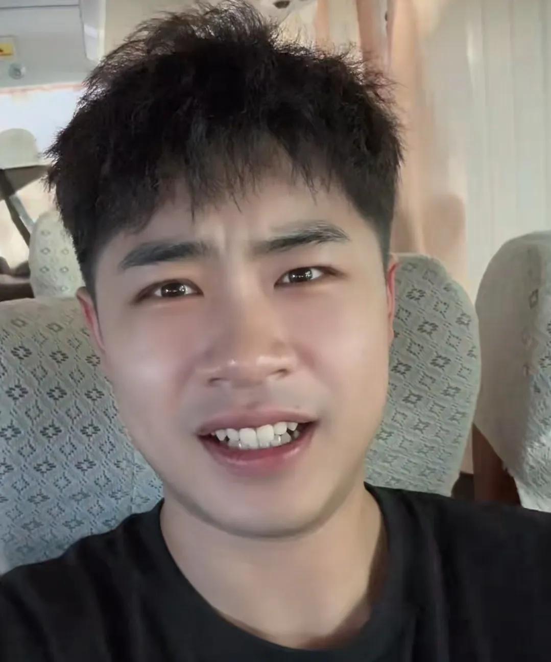 王楚钦的好兄弟曹巍、王晨策、牛冠凯三人分工明确，从曹巍的工牌来看，曹巍已经成为山