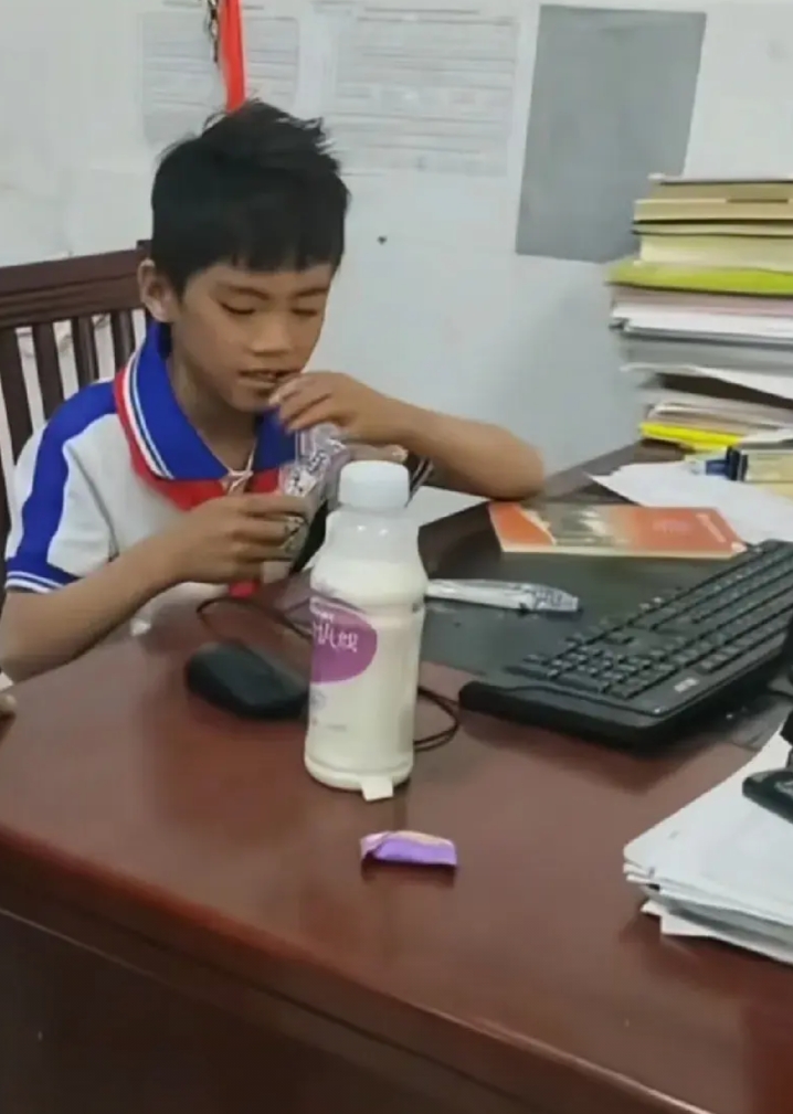 赤岭阿亮哥，周一上学了，这又跑到老师办公室去了？坐老师桌椅上，有吃有喝，糖果、营