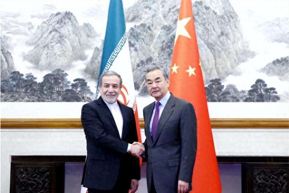 伊朗军方高层抵达中国！这次能聊出什么。 
无非就是寻求停火保障或者寻求跟中国的军