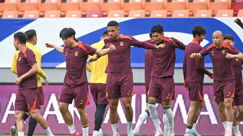 “潘粤明一针见血：中国足球的‘全村笑话’，何时才能走出‘吉祥物’困境？”