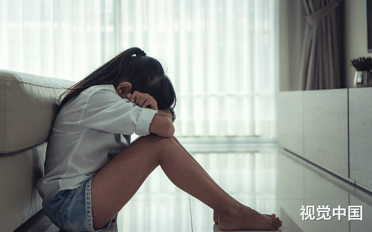 女儿车祸去世，妻子却陪着男闺蜜甜蜜，事后她跪求原谅，我：晚了