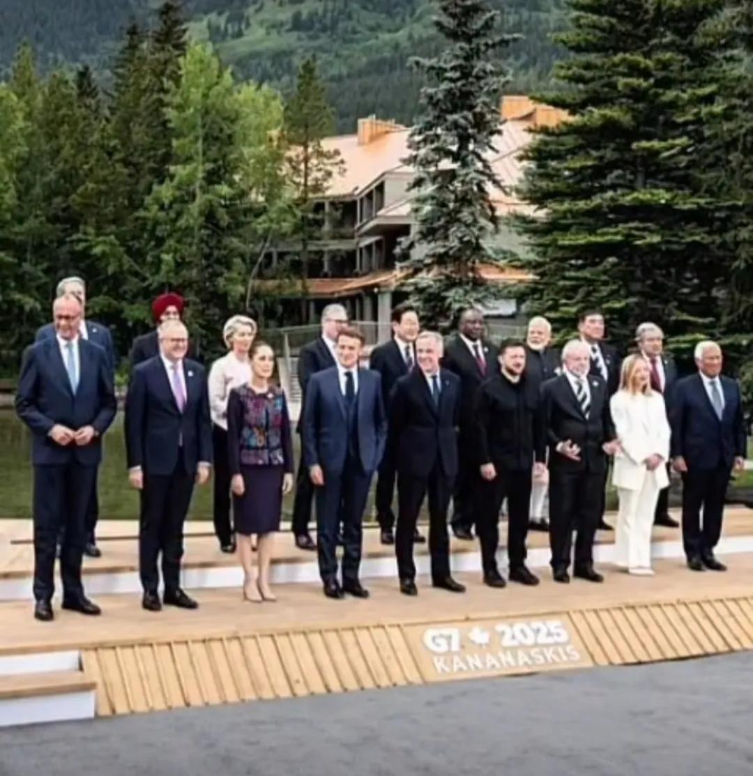 G7国家的全家福原来所有的位置都是提前定好的，每年他们这些人合照都是按照顺序站位