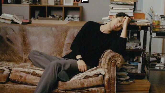 异想芭莎织场域，油画 PORT 定骨息！李现的 PRADA 男模感：钝感为底，文艺作序